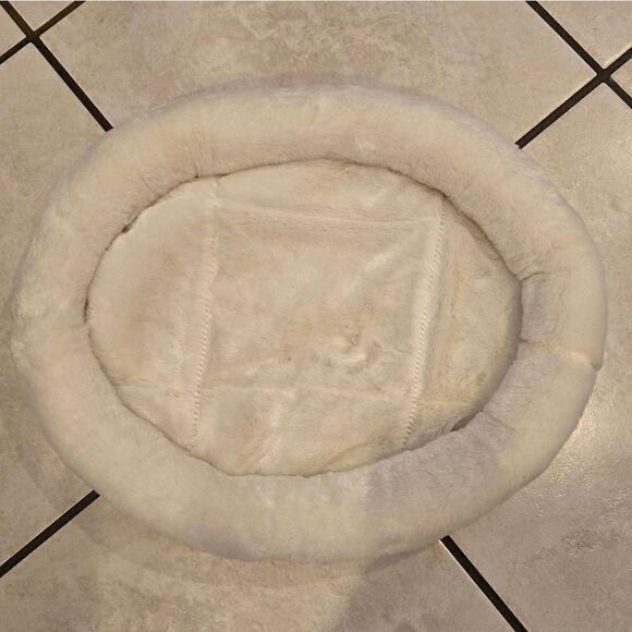 Cat Bed Plush 18 x 12 - Picture 2 of 5